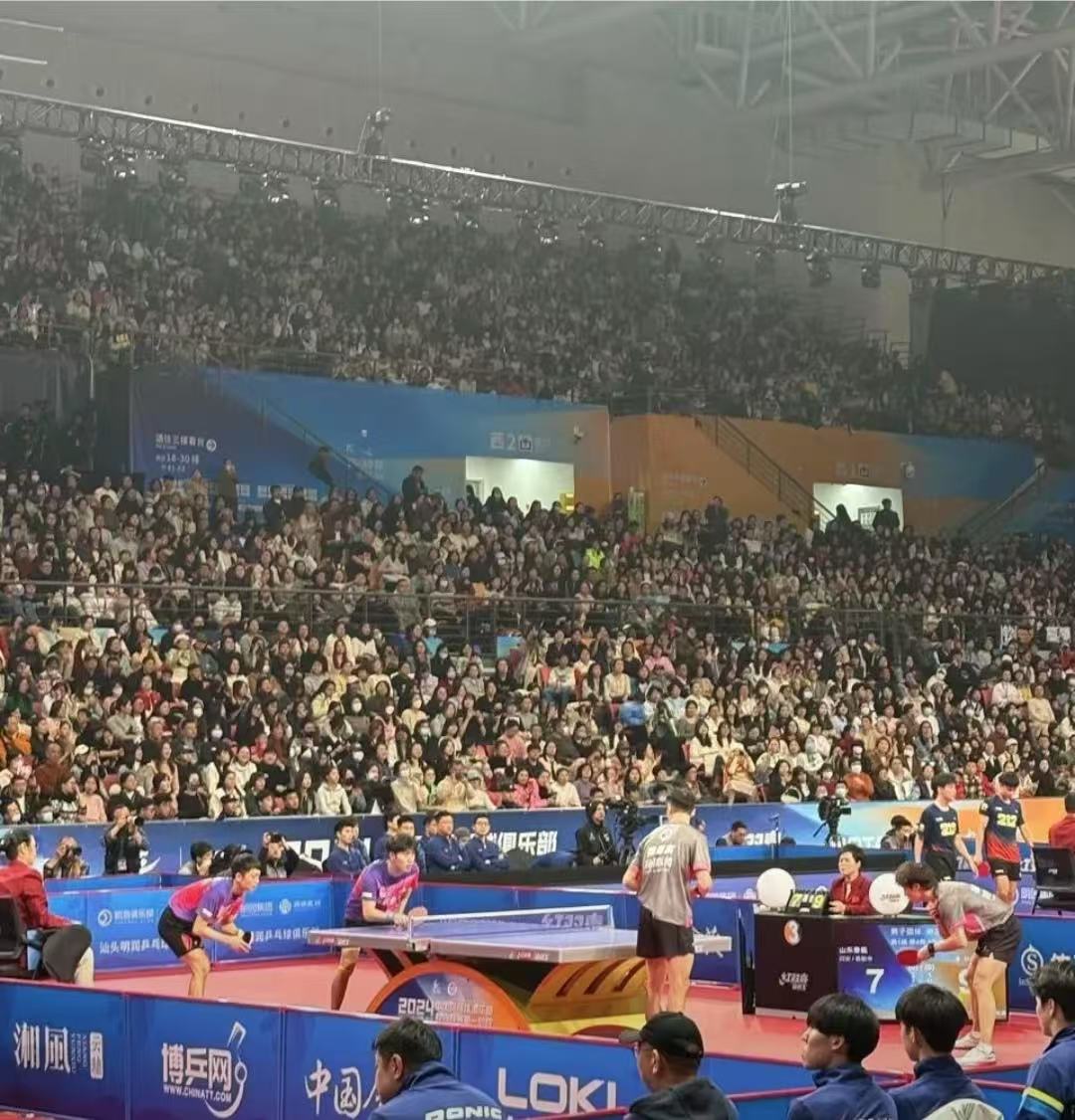 关于强强对话引发球迷激动，现场气氛持续升温热力十足的信息