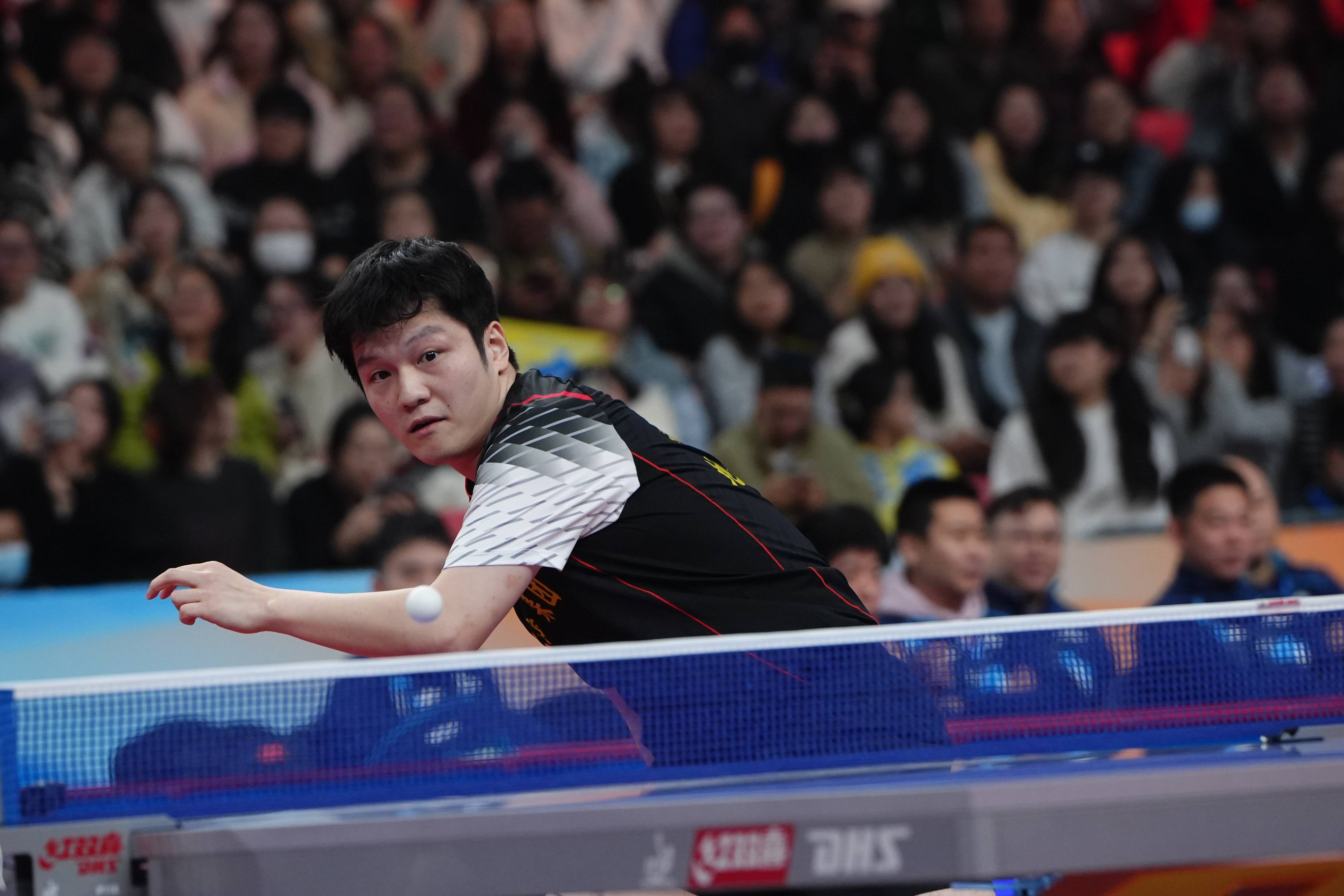 震撼！樊振东在足球赛场逆转获胜！