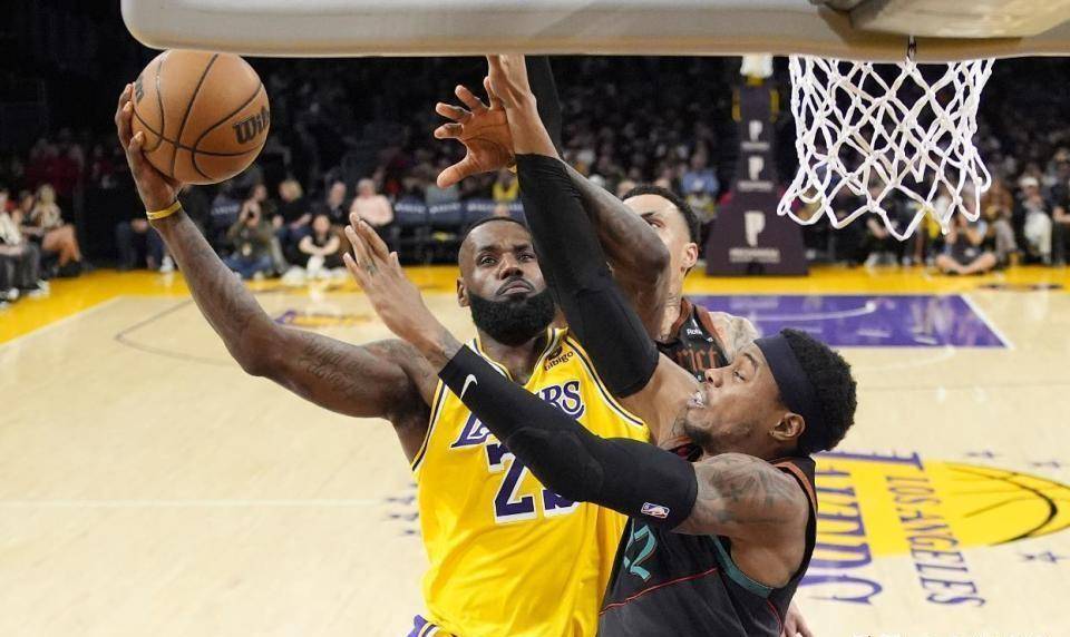 包含詹姆斯重返赛场，重要助攻首场状态出色，湖人观众沸腾！的词条