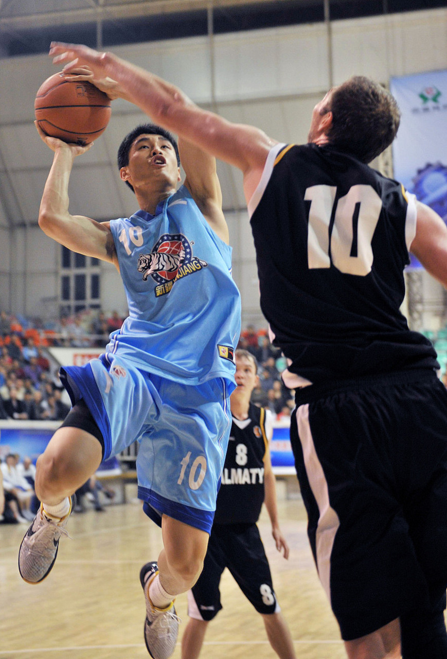  世俱杯决赛激情夜！肖若腾里突外投，新疆男篮血战新疆男篮